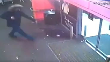 Cruzime fără margini în Galați: Un bărbat a fost filmat în timp ce își asmute pitbull-ul pe o pisică gestantă, care încerca disperată să se ascundă într-un magazin (VIDEO)