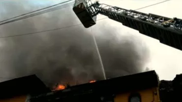 Incendiu puternic în Capitală: Mansarda unui imobil din Dorobanți a luat foc, două persoane au avut nevoie de îngrijiri medicale (VIDEO)