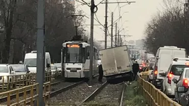 Circulația tramvaiului 41 blocată: O dubă a rămas blocată pe șine după ce a rupt gardul de protecție (VIDEO)
