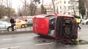 Accident grav în centrul Capitalei: Circulație se desfășoară îngreunat după ce o mașină s-a răsturnat în urma unui carambol în care au fost implicate 3 autoturisme (FOTO, VIDEO)