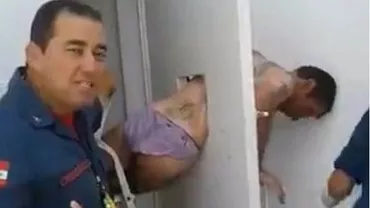 Un bărbat a încercat să EVADEZE din secția de poliție prin GAURA pe unde li se oferă prizonierilor mâncare! Filmulețul a devenit VIRAL (VIDEO)