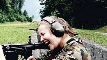 Comandanţii armatei elveţiene, foarte deranjaţi de fotografiile nepotrivite puse pe reţelele sociale de femeile-soldaţi: "Vom implica poliția militară"