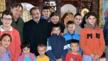 ”Părinții ne-au murit. Mergem înainte”. DRAMELE a peste 100 de copii orfani ÎNGRIJIȚI de un PREOT CU SUFLET MARE: Oamenii îi ajută doar de sărbători, în rest uită de ei