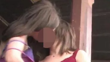 Două LESBIENE, scene INTERZISE MINORILOR într-o gară! (FOTO)