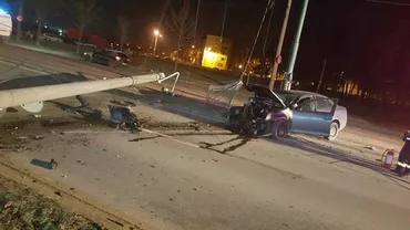 Accident VIOLENT în Timișoara! A retezat un stâlp și și-a făcut mașina zob