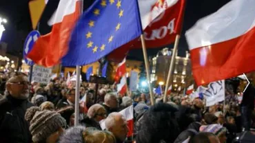 Manifestații antiguvernamentale în Polonia: Protestatarii acuză partidul aflat la putere de restrângerea libertăților democratice (VIDEO)
