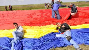 Românii, campioni la recorduri trăsnite: De la 3,3 kilometri de prezervative înnodate, la cea mai mare lingură de lemn (FOTO)
