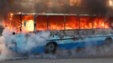 CLIPE DE PANICĂ în trafic: Microbuz în flăcări pe Autostrada Sibiu-Orăștie