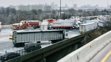 SUA: 55 de mașini, implicate într-un accident în lanț. Cel puțin doi oameni au murit și 15 au fost răniți (VIDEO)