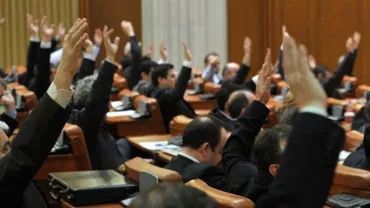 Principiul aleşilor care nu pot candida: Trimit nevestele şi rudele în Parlament