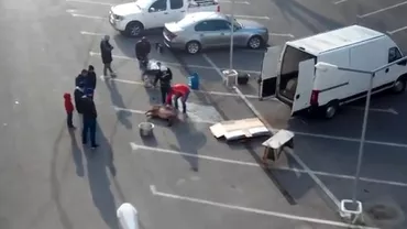 MADE IN ROMANIA! Au PÂRLIT PORCUL într-o parcare din centrul Bucureștiului (VIDEO)