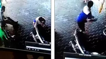 Imagini incredibile! Un tată și-a salvat copiii din fața unei mașini în ultimul moment (VIDEO)