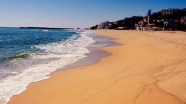 IMAGINI ȘOCANTE: Avion prăbușit pe plajă, printre turiști! (FOTO)