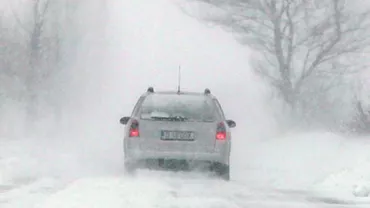 VISCOLUL FACE RAVAGII! Maşini blocate în zăpadă