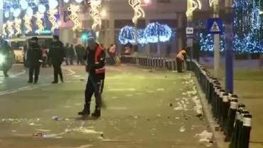 MUNȚI DE GUNOAIE în marile orașe din țară după Revelion: Echipele de salubritate au lucrat la foc continuu pentru a aduna mizeria lăsată în urmă de cei care au petrecut în stradă (VIDEO)