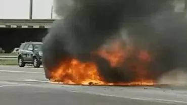 MAȘINĂ ÎN FLĂCĂRI pe Autostrada Soarelui: TRAFICUL a fost ÎNTRERUPT câteva zeci de minute (FOTO)