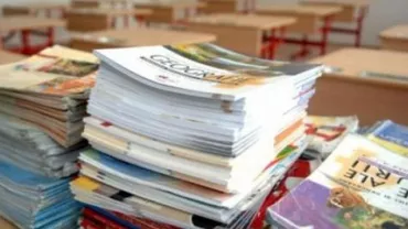 Un nou SCANDAL în învățământ: Steagul românesc, înlocuit cu cel SECUIESC în unele manuale. Învățătorii PROTESTEAZĂ (FOTO)