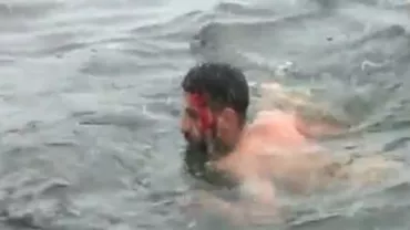 Tradiția de BOBOTEAZĂ s-a lăsat cu VICTIME la Giurgiu. O CRUCE aruncată de preot l-a LOVIT în arcadă pe unul dintre tinerii care au sărit în apă (VIDEO)