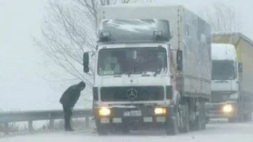 Un șofer e BLOCAT pe A2 de DOUĂ ZILE: În Germania au venit şi cu WC mobil. Au venit cu ceai. LA NOI nu vine NIMENI