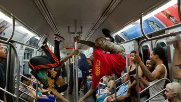 No Pants Subway Ride în metroul din New York. Vezi cum arată cei mai excentrici newyorkezi (FOTO)