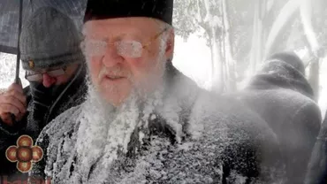 IARNA LOVEȘTE ȘI ÎN OAMENII DOMNULUI! Patriarhul Bartolomeu A ÎNGHEȚAT la propriu în timpul unui pelerinaj (FOTO)