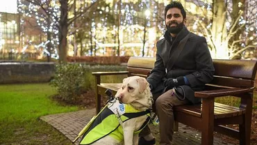 UMILINȚELE la care este supus un TÂNĂR ORB de ceilalți pietoni. Totul a fost filmat! (IMAGINI ZGUDUITOARE)