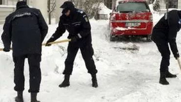 "Fie la paradă, fie la...zăpadă...!" Militarii, scoși la DESZĂPEZIRE! (VIDEO)