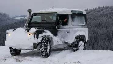 „Preotul off-road“ de la Bistriţa! Merge la casele enoriașilor cu un Land Rover  4x4 (FOTO)