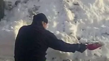EXEMPLU DE URMAT! Un bărbat fără picioare deszăpezește străzile (FOTO)