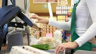 EMOȚIONANT! Gestul făcut de casiera unui supermarket pentru o mamă sărmană a IMPRESIONAT întreaga țară: Nu puteam să primesc un cadou mai frumos de la Dumnezeu de ziua mea!