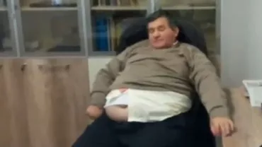 ”Pe mine mă cheamă ILIE GHERHEȘ și BEAU SUTĂ LA SUTĂ”: Directorul unui muzeu din Baia Mare, în STARE DE EBRIETATE în timpul serviciului (VIDEO)