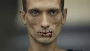 Artistul rus care și-a expus testiculele în Piața Roșie emigrează în Franța (FOTO)