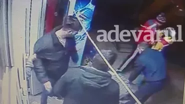 CINCI bărbați s-au LUPTAT pentru "Afrodita" din Dâmbovița. Cel mai șifonat a ieșit soțul (VIDEO)