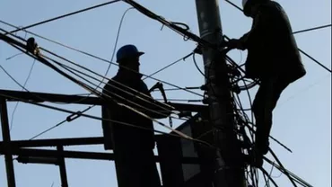 Dorel LOVEȘTE în Capitală! SCENE DE TOT RÂSUL de la invervenția unor muncitori pe un stâlp (VIDEO)