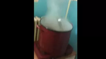 Se întâmplă într-un spital din România: Instrumente medicale, fierte pe aragaz în oala de bucătărie (VIDEO)