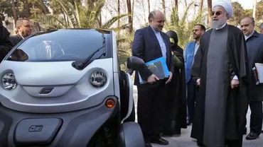 Iranul intră în lupta împotriva poluării: Președintele Rouhani a testat prima mașină electrică din producție internă (FOTO)