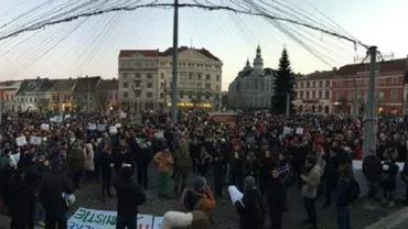 Cluj Napoca: Aproximativ 5.000 de persoane s-au adunat în Piața Unirii pentru a protesta împotriva legii grațierii și modificărilor la Codul Penal