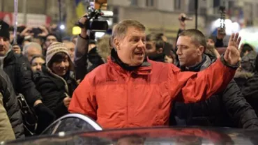 Iohannis, cu VESTĂ ANTIGLONŢ în Piața Universității! Ambasada Rusiei ar fi avertizat SIE cu câteva ore înainte de PUCI! IPOTEZĂ ȘOC despre protestele împotriva GRAȚIERII (FOTO)