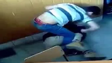 SCENE VIOLENTE ÎNTR-UN LICEU din Lugoj: Un elev a fost SNOPIT ÎN BĂTAIE de colegii săi (VIDEO)