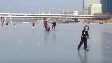 Dunărea a ÎNGHEȚAT! Oameni de toate vârstele s-au bucurat de apa înghețată (VIDEO)