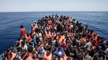 Circa o mie de imigranți au fost salvați vineri din apele Mării Mediterane