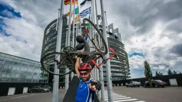 Angajaţi ai Parlamentului European AU PEDALAT de la Bruxelles la Strasbourg, împotriva poluării. Ce român s-a aflat printre ei