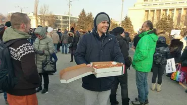 Solidaritate FĂRĂ MARGINI: Protestatarii, serviți cu ceai cald, cafea și mâncare (FOTO)