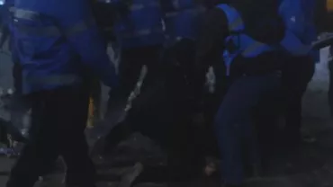 Imagini incredibile din Piața Victoriei: Jandarmii au bătut din greșeală un coleg care era îmbrăcat în civil (VIDEO)