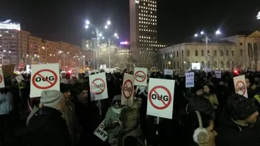 Protestele continuă în toată țara: Aproape 150.000 de oameni în Piața Victoriei au cerut guvernul să abroge ordonanța de urgență. Protestatarii au cântat imnul la începutul fiecărei ore (VIDEO)