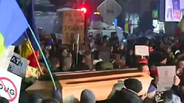 Un sicriu a apărut în Piața Victoriei: Protestatarii au apelat la tot felul de idei creative pentru a demonstra împotriva politicienilor (VIDEO)