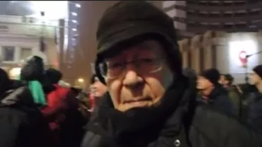 "Biblioteca pentru toţi/ Nu îi publică pe hoţi". Mihai Șora, cu pancartă la protest: "Locul hoţului e la puşcărie. Nu în fruntea mesei şi nu în capul ţării"