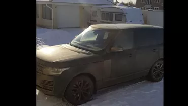 Cel mai NEBUN șofer. Și-a deschis Range Rover-ul cu un TOPOR. Ce l-a făcut pe bărbat să ia o asemenea decizie (VIDEO)