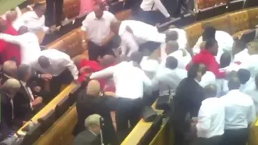 BĂTAIE ÎN PARLAMENTUL din Africa de Sud! Deputații au fost evacuați FORȚAT! (VIDEO)