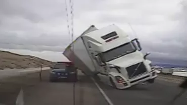 Un camion a fost răsturnat peste o mașină de poliție de vântul puternic (VIDEO)